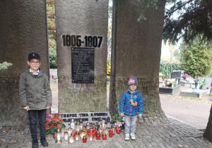 Chłopcy pod pomnikiem upamiętniających bohaterów