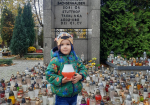 Chłopiec pod pomnikiem upamiętniających bohaterów