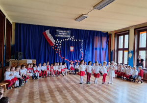 Na zdjęciu dzieci z grup starszych przedstawiają występ artystyczny.
