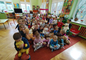 dzieci podczas zajęć z pluszowymi misiami