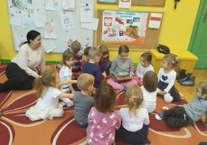Mama i siostra Kuby podczas czytania książki przedszkolakom
