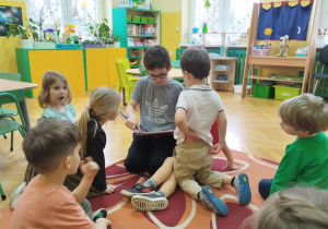 Antoś podczas czytania książki przedszkolakom