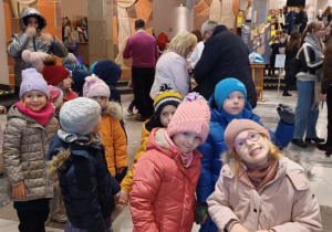 na zdjęciu dzieci stoją w foyer Teatru Muzycznego