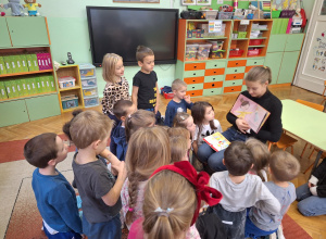 Rodzice czytają dzieciom