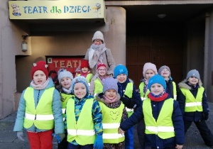 grupa dzieci z nauczycielką przed wejściem do Baśniowej Kawiarenki
