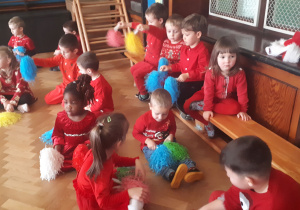 na zdjęciu dzieci z grupy Misie podczas zabawy z wykorzystaniem kolorowych pomponów