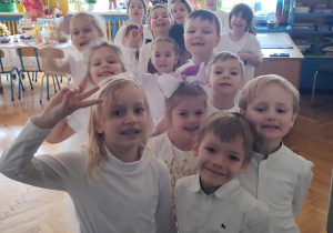 Uśmiechnięte dzieci pozujące do zdjęcia.