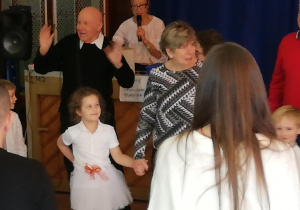 Zabawy taneczne dzieci ze swoimi dziadkami.