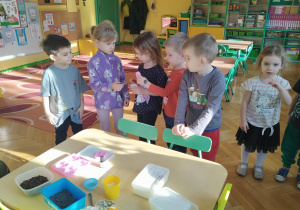 dzieci podczas warsztatów