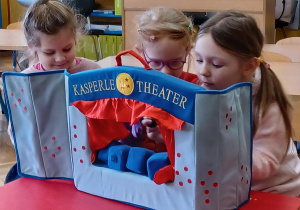 dzieci występują z pacynkami w teatrzyku
