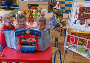 dzieci występują z pacynkami w teatrzyku