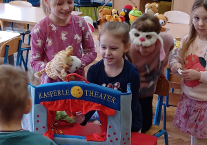 dzieci występują z pacynkami w teatrzyku