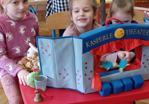 dzieci występują z pacynkami w teatrzyku