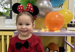 Na zdjęciu dziewczynka przebrana za Myszkę Minnie.