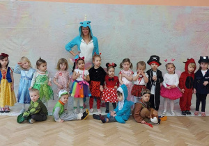 Na zdjęciu cała grupa z nauczycielką podczas karnawałowej sesji fotograficznej.