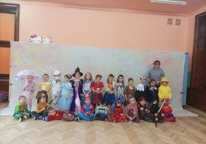 Zdjęcie grupowe Skrzatów w strojach karnawałowych