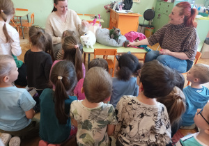 Dzieci słuchają ciekawostek o kotach.