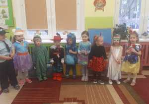 na zdjęciu dzieci z grupy ,,Misie” w klasie prezentujące swoje stroje karnawałowe