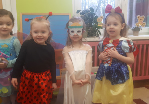 na zdjęciu dzieci z grupy ,,Misie” w klasie prezentujące swoje stroje karnawałowe