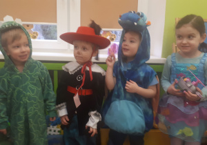 na zdjęciu dzieci z grupy ,,Misie” w klasie prezentujące swoje stroje karnawałowe