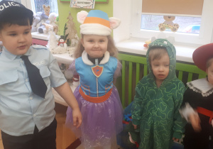 na zdjęciu dzieci z grupy ,,Misie” w klasie prezentujące swoje stroje karnawałowe