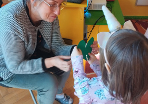 Pani z dziewcznką podczas zabawy w poszukiwanie pasującej drugiej połowy serca