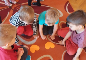 Dzieci podczas zabawy w poszukiwanie pasującej drugiej połowy serca