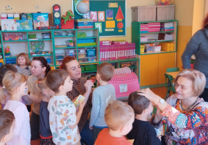 Panie z fundacji malujące buzie przedszkolakom
