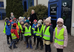 Na zdjęciu dzieci stoją przed Muzeum Geologicznym