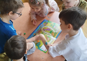przedszkolaki grające w grę planszową