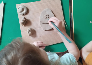 dziewczynka maluje swoją pracę
