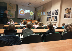 Na zdjęciu widać dzieci oglądające prezentacje.