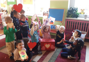na zdjęciu dzieci z grupy ,,Misie’’ oglądające swoje kartki walentynkowe