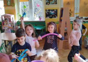 dzieci bawiące się rurkami sensorycznymi