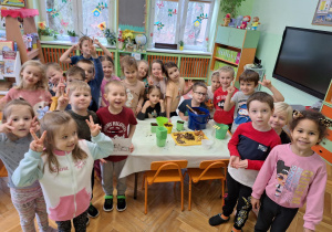 Na zdjęciu cała grupa Skrzatów podczas wysiewania roślin.