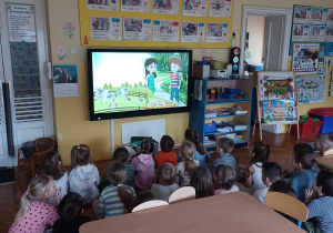 ​dzieci oglądają na tablicy multimedialnej film " Skąd się bierze żywność ekologiczna?"