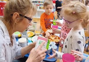 dzieci przygotowują sobie same posiłek z wybranych produktów ekologicznych