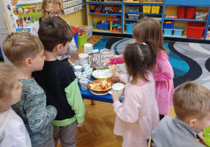 dzieci przygotowują sobie same posiłek z wybranych produktów ekologicznych