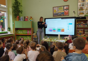 Dzieci wraz z nauczycielką podczas zajęć