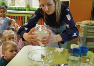 Nauczycielka wykonuje eksperyment z wodą