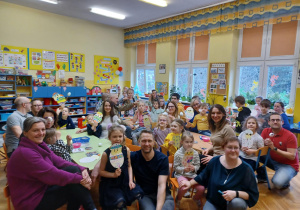 Zdjęcie grupowe dzieci z rodzicami.
