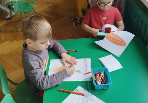 Chłopcy podczas zajęć plastycznych