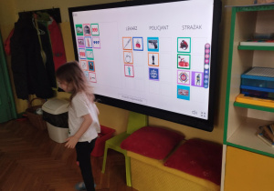 dziewczynka podczas rozwiązywania zagadki na tablicy multimedialnej