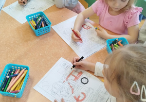 dzieci kolorujące strażaka