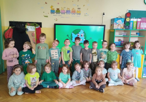 Dzieci - zdjęcie grupowe na tle planety Ziemia