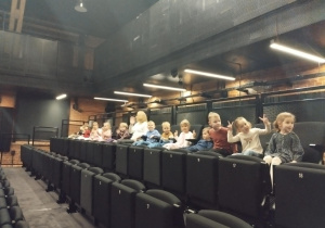 dzieci na widowni teatru