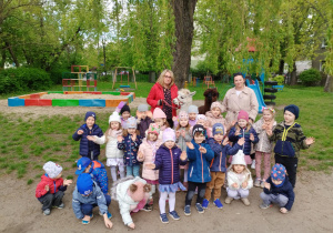 Grupa Pszczółek z alpakami- zdjęcie grupowe
