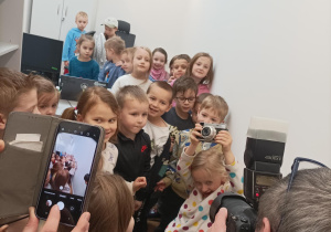 Na zdjęciu dzieci zwiedzające budynek redakcji.