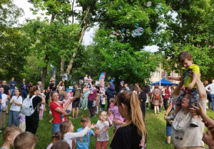 dzieci oraz rodzice podczas wspólnej zabawy na pikniku