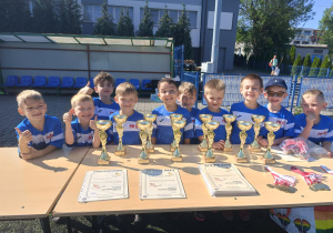 przedszkolaki pozują z pucharami medalami i dyplomami